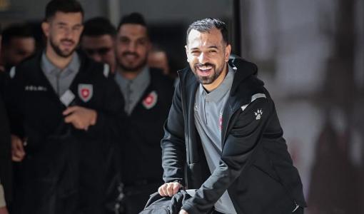 أحد لاعبي المنتخب الأردني خلال مغادرته إلى الدوحة للمشاركة في كأس العرب