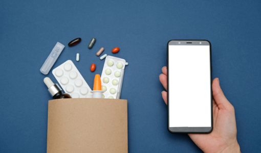أدوية بجانب هاتف ذكي | تعبيرية Freepik