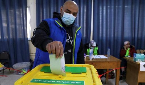 أردني يدلي بصوته في انتخابات المجالس البلدية والمحلية في عمان 22/3/2022 | المصدر: رويترز