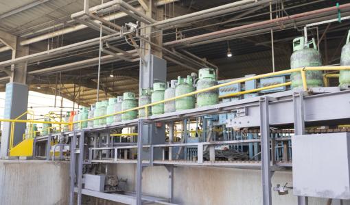 أسطوانات غاز في محطة تعبئة غاز عمان