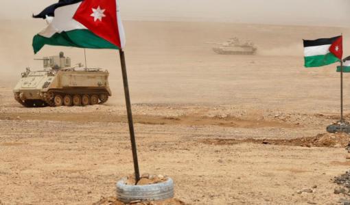 العلم الأردني في ساحة تدريب عسكري