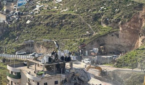 جانب من هدم جرافات الاحتلال بناية في حي وادي قدوم ببلدة سلوان  في القدس المحتلة  22/12/2025 | مواقع التواصل