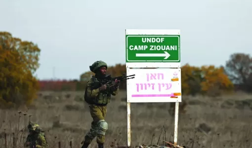 جنديان من جيش الاحتلال الإسرائيلي بجانب إشارة في موقع تابع لمراقبي الأمم المتحدة قرب معبر القنيطرة في الجولان | الوكالة الأوروبية للصور الصحفية