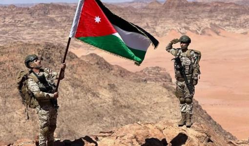 جنديان من القوات المسلحة يرفعان علم الأردن في وادي رم