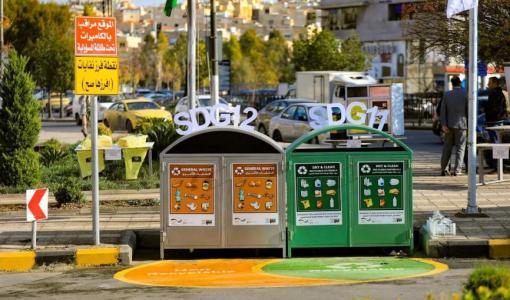 حاويات مخصصة لفرز النفايات في منطقة سوق السلطان | المصدر: حسنى