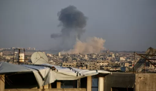 دخان يتصاعد بعد انفجارات نفذها جيش الاحتلال شمال شرقي بيت لاهيا في غزة | وكالة الأنباء الفرنسية