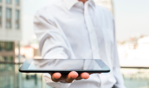 رجل يحمل جهازا لوحيا | تعبيرية freepik