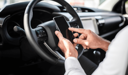 شخص يستخدمه هاتفه خلال القيادة | تعبيرية freepik