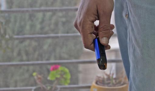 شخص يمسك سيجارة إلكترونية