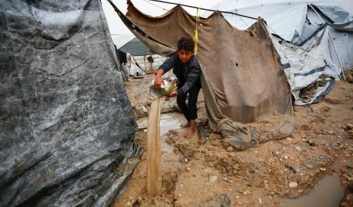 طفل غزي ينقذ خيمته من الغرق