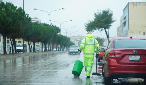 عامل وطن في أحد شوارع العاصمة خلال منخفض جوي سابق | المصدر: حسنى
