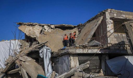 فرق الدفاع المدني تتفقد منزلا تضرر بشدة بعد انهيار سقفه في منطقة ميناء غزة | الأناضول