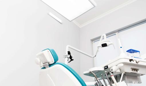 كرسي في عيادة أسنان | تعبيرية