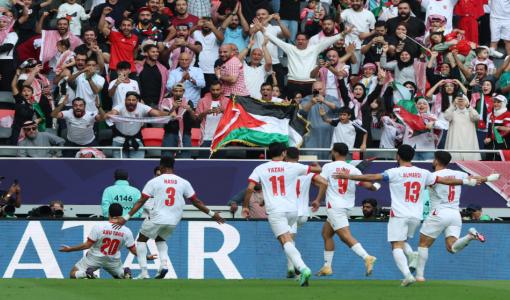 لاعبو المنتخب الوطني يحتفلون بتسجيل الهدف الأول في مرمى الكويت 6/12/2025 | رويترز