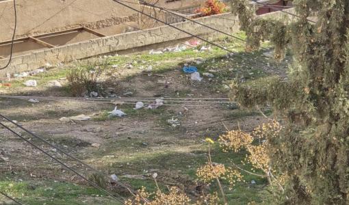 نفايات وأكياس بلاستيكية ملقاة على الأرض