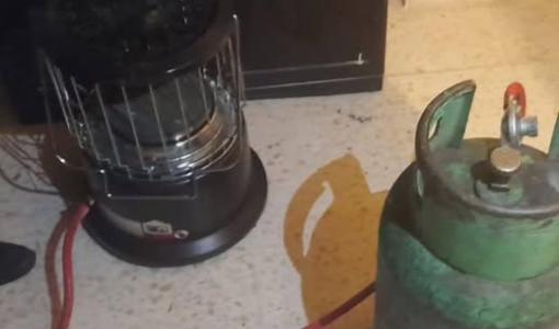 مدفأة موصولة بأسطوانة غاز موضوعة داخل منزل | تعبيرية