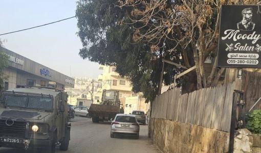 آليات الاحتلال خلال اقتحامها بلدة حزما شمال شرق القدس 27/1/2026 | فلسطين بوست