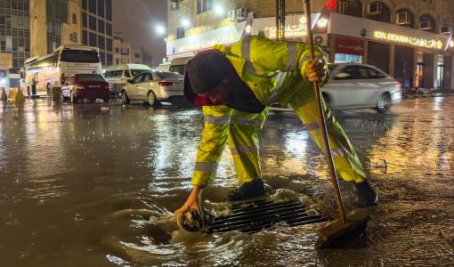 أحد العاملين في أمانة عمان خلال تعامله مع تداعيات المنخفض الجوي 12/1/2026 | أمانة عمان