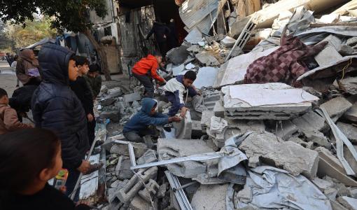 أطفال يبحثون عن أشيائهم وسط أنقاض منزلهم المنهار وكان قد تضرر سابقا جراء غارة إسرائيلية في مخيم المغازي وسط قطاع غزة 5/1/2026 | المصدر: وكالة الأنباء الفرنسية