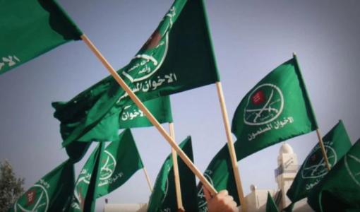 أعلام مرفوعة تحمل شعار جماعة الإخوان المسلمين