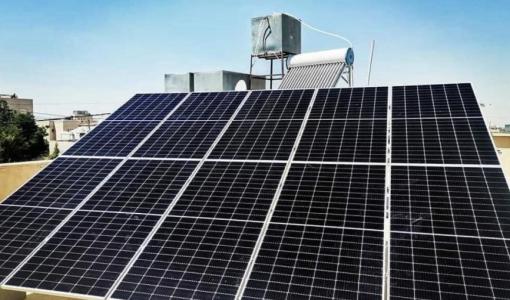 ألواح خلايا طاقة شمسية فوق أحد المنازل في العاصمة عمان | هيئة الطاقة