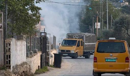 إطلاق قنابل الغاز خلال المواجهات المندلعة عند مفترق قرية كفر عين شمال غرب رام الله 3/1/2026 | فلسطين بوست