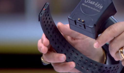 السوار الإلكتروني الذي تستخدمه وزارة العدل بدل الحبس لتتبع بعض الحالات | لقطة شاشة من التلفزيون الأردني