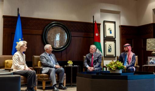 الملك عبدالله وولي العهد خلال لقائه رئيس المجلس الأوروبي أنتونيو كوستا ورئيسة المفوضية الأوروبية أورسولا فون دير لاين 8/1/2026 | الديوان الملكي الهاشمي