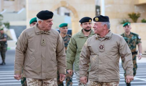 الملك عبدﷲ الثاني ورئيس هيئة الأركان المشتركة اللواء الركن يوسف الحنيطي | أرشيفية