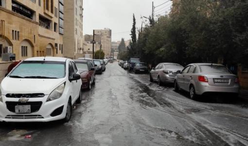 تشكل طبقة خفيفة من الثلوج على الشارع بمنطقة الجبيهة في العاصمة عمان 13/1/2026