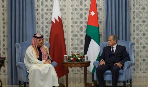 رئيس الوزراء الأردني جعفر حسان خلال مباحثاته مع نظيره القطري محمد بن عبدالرحمن آل ثاني في قطر 18/1/2026 | رئاسة الوزراء