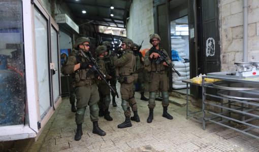 جنود الاحتلال خلال اقتحام محلات في سوق نابلس بالضفة الغربية 1/1/2026 | وكالة الأنباء الألمانية
