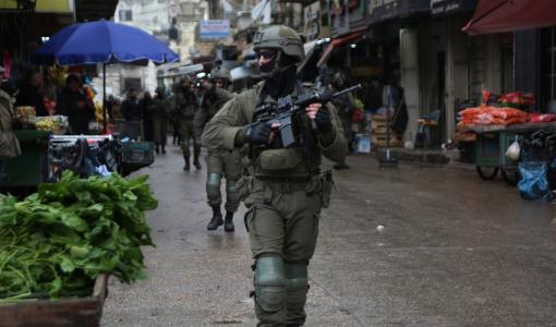 جنود الاحتلال خلال مداهمة متاجر في البلدة القديمة في نابلس بالضفة الغربية 1/1/2026 | وكالة الأنباء الألمانية