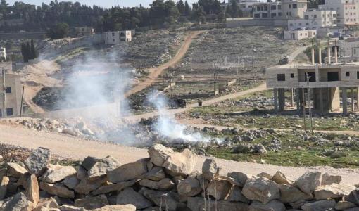 جنود الاحتلال يطلقون قنابل الغاز تجاه الفلسطينيين خلال هدم منزل في حي التعاون العلوي في نابلس 8/1/2026