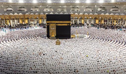 حجاج يؤدون مناسك الحج حول الكعبة المشرفة | وزارة الحج والعمرة السعودية