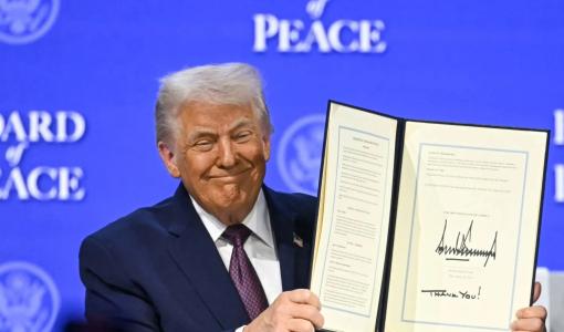 دونالد ترامب خلال التوقيع على ميثاق مبادرة مجلس السلام في دافوس 22/1/2026 | وكالة الأنباء الفرنسية