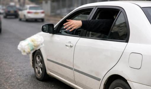 صورة مولدة بالذكاء الاصطناعي لشخص يرمي النفايات من نافذ السيارة