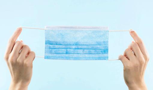 شخص يمسك قناع طبي | تعبيرية freepik