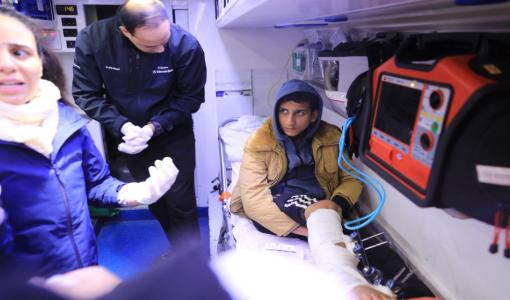 طفل يتلقى الرعاية الطبية داخل سيارة إسعاف ضمن الدفعة العشرين من أطفال قطاع غزة المرضى الذين يتلقون العلاج في الأردن 5/1/2026 | المصدر: المملكة