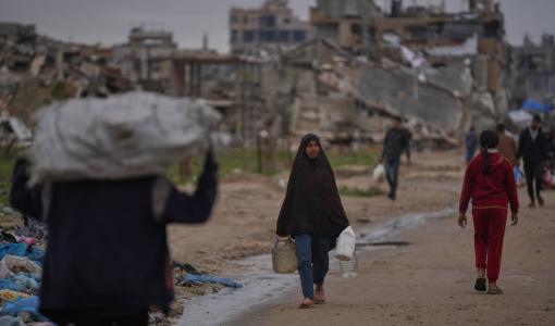 فلسطينيون في مخيم النصيرات للاجئين وسط قطاع غزة 2/1/2025 | أسوشييتد برس