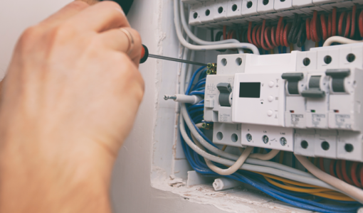 فني يصلح أسلاك كهرباء | تعبيرية freepik