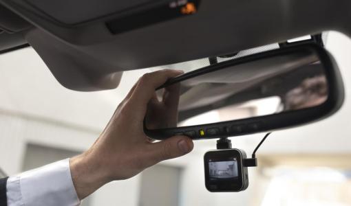 كاميرة مراقبة معلقة على مرآة سيارة | تعبيرية Freepik