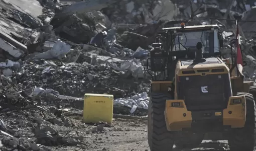 كتلة صفراء في جباليا شمال القطاع تحدد الخط الأصفر الذي يفصل بين المناطق الخاضعة لسيطرة الاحتلال والمناطق الفلسطينية منذ وقف إطلاق النار | أسوشييتد برس