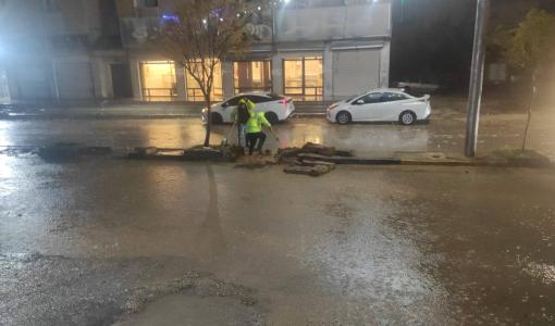 كوادر بلدية مادبا خلال تعاملهم مع تداعيات منخفض جوي سابق 13/1/2026 | ‏بلدية مادبا الكبرى