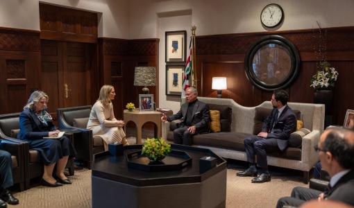 جانب من الملك عبدﷲ الثاني مع وزيرة الخارجية والتجارة والدفاع الإيرلندية هيلين ماكينتي في قصر الحسينية 14/1/2025 | الديوان الملكي الهاشمي