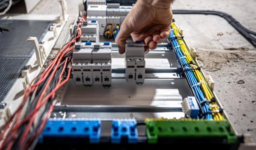 لوحة توزيع كهرباء | تعبيرية freepik