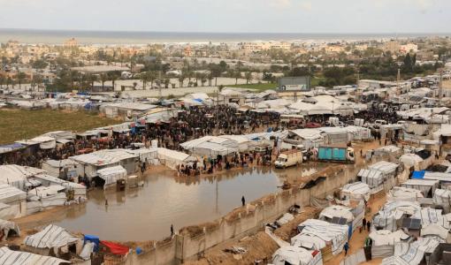 خيام نازحين في خانيونس جنوب قطاع غزة تحيط بها مياه الأمطار  14/1/2026 | رويترز