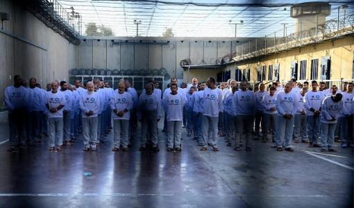 أسرى فلسطينيون داخل أحد سجون الاحتلال الإسرائيلي يرتدون قمصانا كتب عليها "لا ننسى ولا نغفر"