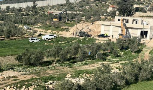 جرافات عسكرية خلال هدم منزل في بلدة بيت عوا جنوب الخليل 5/2/2026 | فلسطين بوست