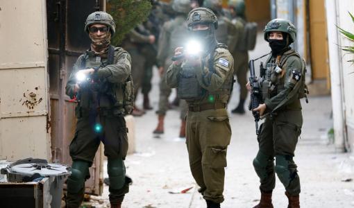 جنود الاحتلال يشهرون أسلحتهم المزودة بكاميرات خلال جولة أسبوعية للمستوطنين في الخليل بالضفة الغربية 7/2/2026 | رويترز